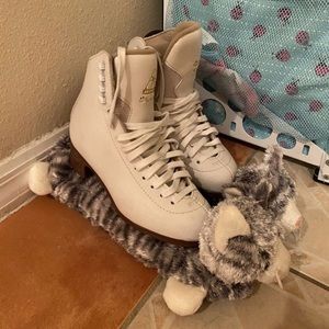 Jackson mystique figure skates with zuca bag